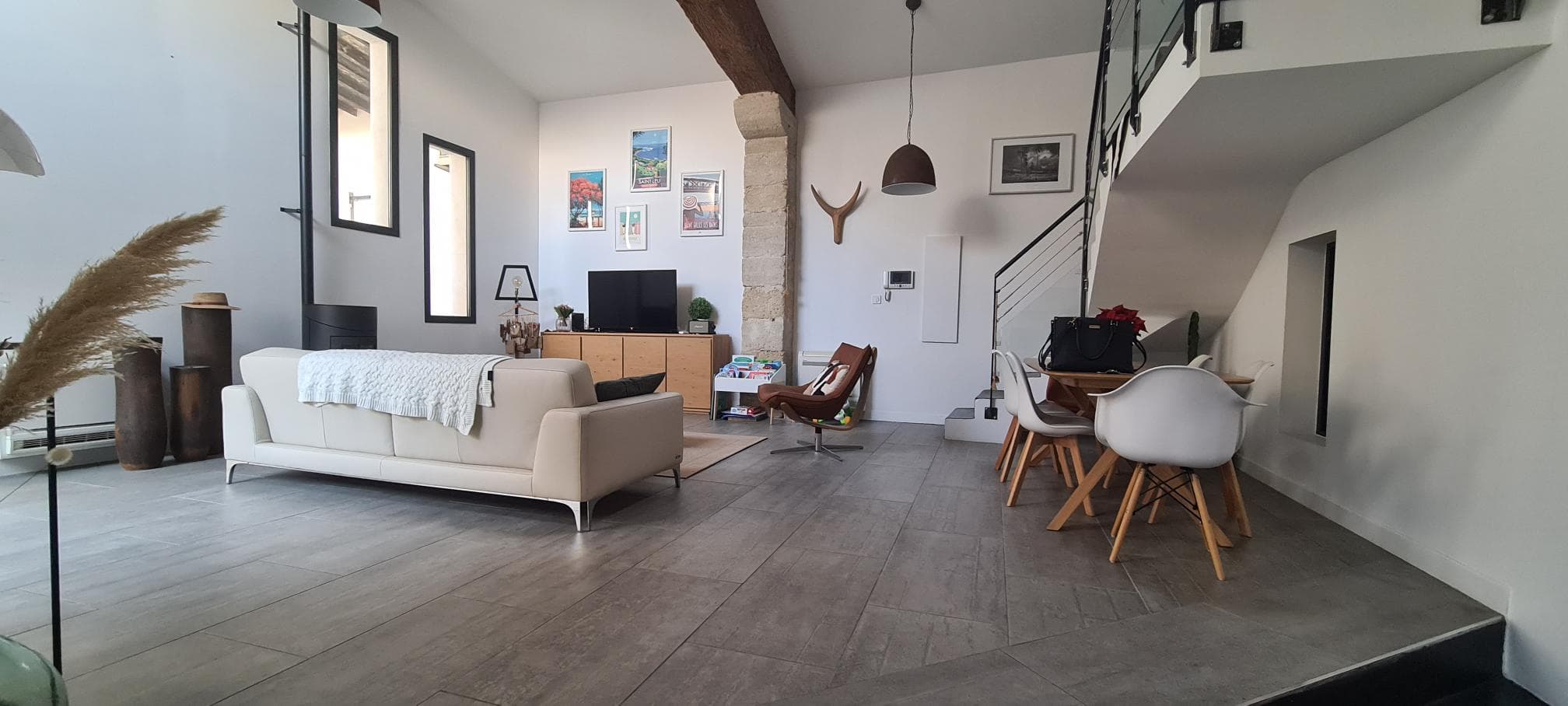 Un salon spacieux et lumineux — Saint-Jean-de-Védas