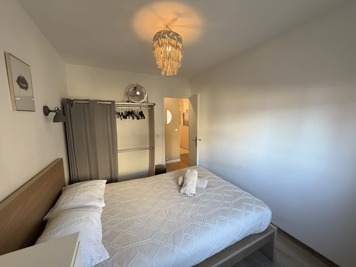 Une chambre soignée, prête à accueillir — Mèze